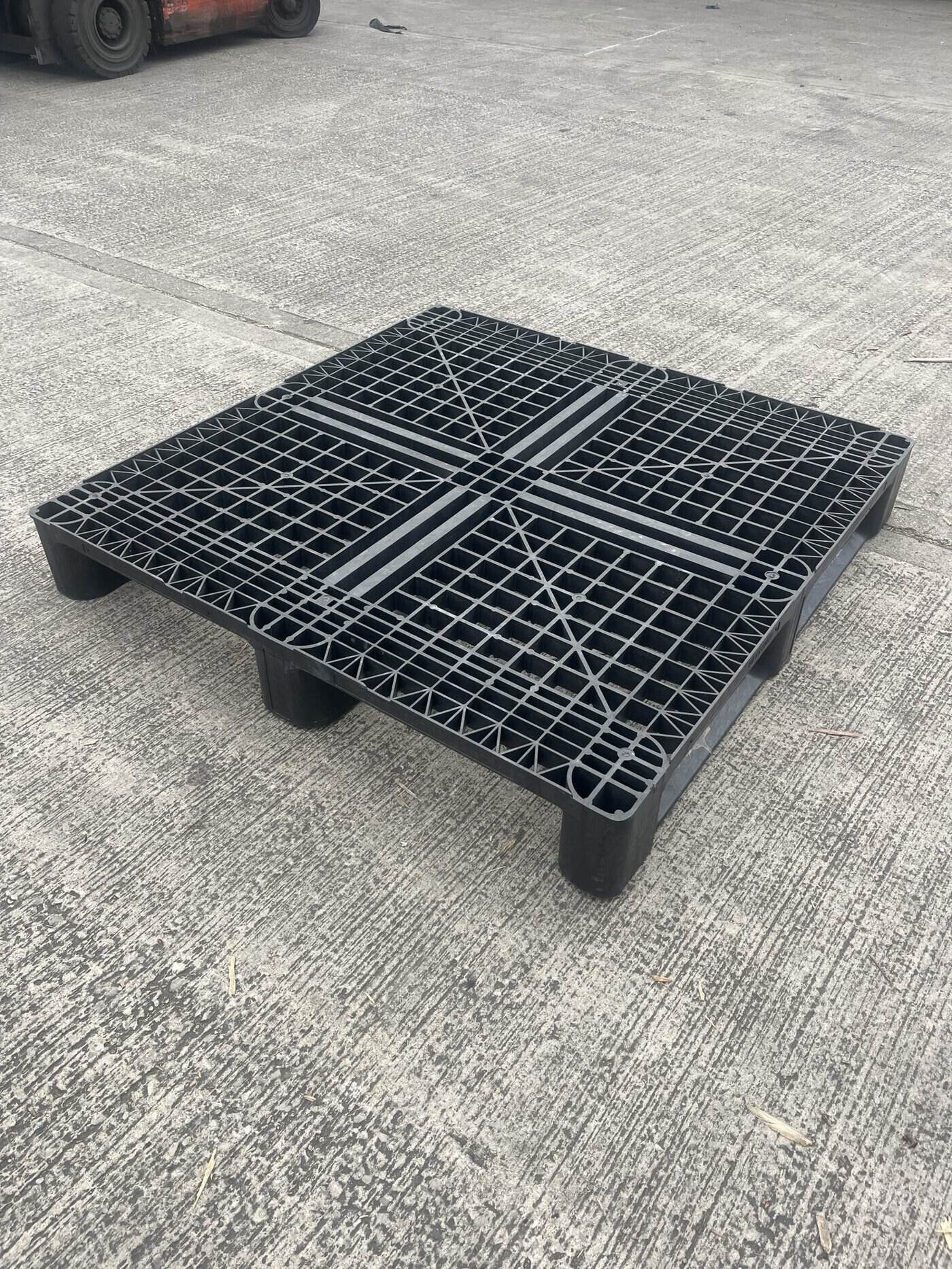 45 inch Square / 1140mm x 1140mm Plastic Pallet - Economy - Image 3